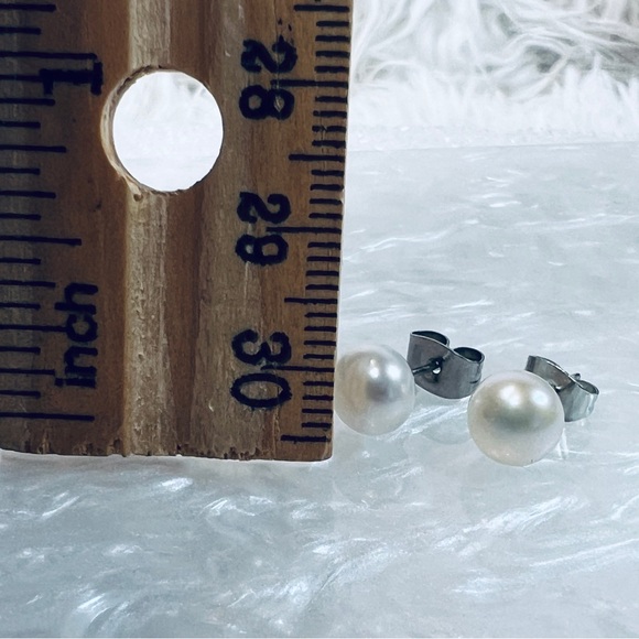 Beautiful vintage faux pearl pierced post stud earrings - Picture 4 of 4
